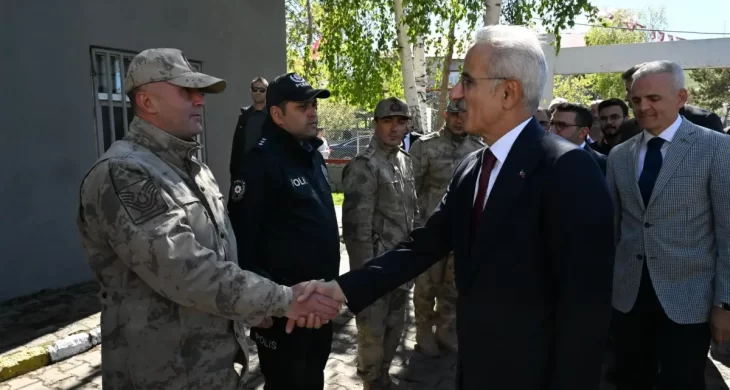 Bakan Uraloğlu’ndan Çıldır’da güvenlik güçlerine moral ziyareti