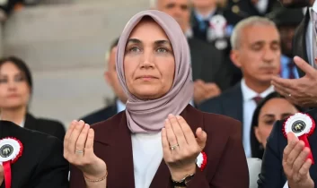 Bakan Yardımcısı Yiğitbaşı genç polisleri tebrik etti: “Allah ayaklarına taş değdirmesin”