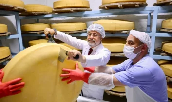 Bakan Yumaklı, Kars’ta gravyer ve kaşar üretim tesisini ziyaret etti
