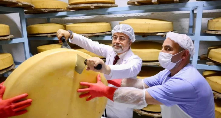Bakan Yumaklı, Kars’ta gravyer ve kaşar üretim tesisini ziyaret etti