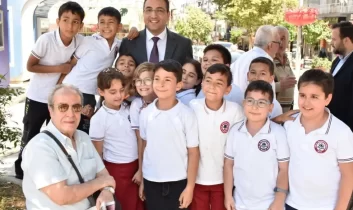 Balçova’da öğrencilere okul kıyafeti, çanta ve ayakkabı desteği