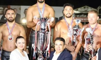 Balıkesir Büyükşehir Belediyesporlu Enes Doğan Elmalı’nın 2. kez Başpehlivanı oldu