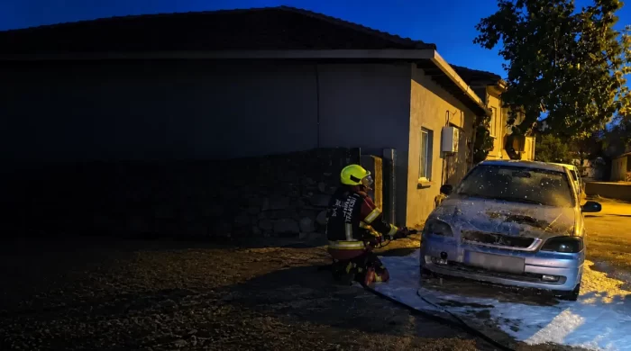 Balıkesir Sındırgı’da otomobil alevlere teslim oldu