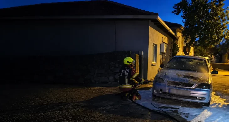Balıkesir Sındırgı’da otomobil alevlere teslim oldu
