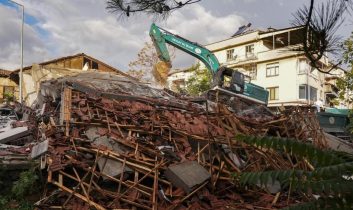 Balıkesir’de deprem enkazı kaldırma çalışmaları başladı