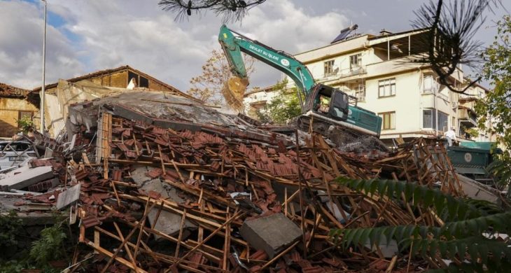 Balıkesir’de deprem enkazı kaldırma çalışmaları başladı