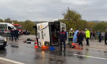 Bartın’da işçi servisi devrildi: 1 ölü, 16 yaralı