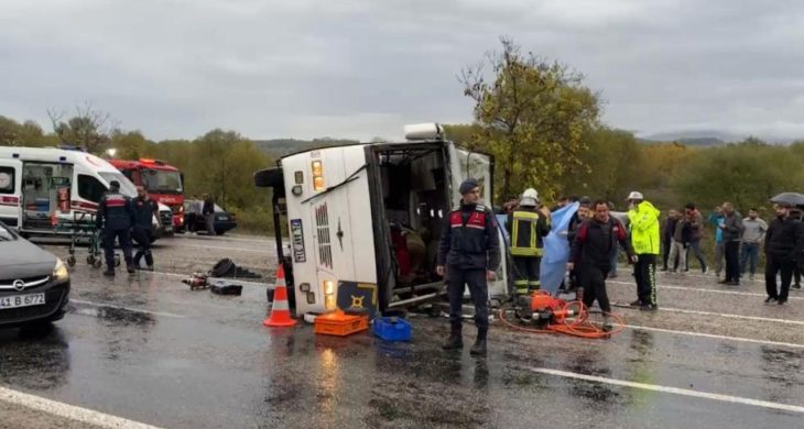 Bartın’da işçi servisi devrildi: 1 ölü, 16 yaralı