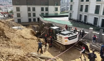 Başakşehir’de inşaat alanında göçük: 2 işçi kurtarıldı, 1 işçi aranıyor