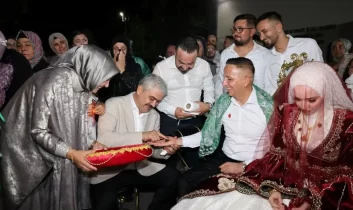 Pozantı Belediye Başkanı Avan’dan personeline anlamlı jest: Kınayı kendi elleriyle yaktı