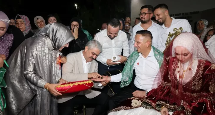 Pozantı Belediye Başkanı Avan’dan personeline anlamlı jest: Kınayı kendi elleriyle yaktı