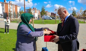 Başkan Özlü, “Bayrak Kahramını”nı taltif etti