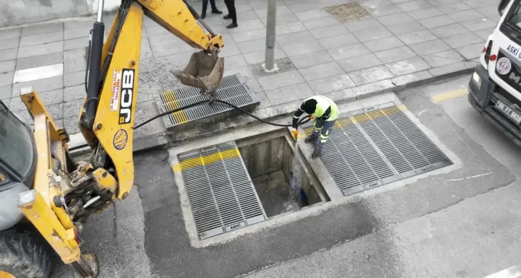 Başkent’in yağmur suyu altyapısında temizlik ve bakım çalışmaları sürüyor