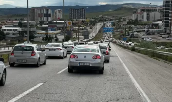 Bayram dönüşü çileye dönüştü: Kırıkkale geçişinde 15 kilometrelik kuyruk