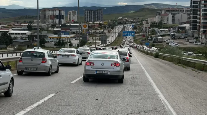 Bayram dönüşü çileye dönüştü: Kırıkkale geçişinde 15 kilometrelik kuyruk