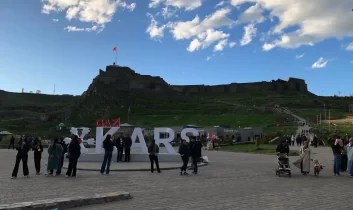 Bayramın son günlerinde Kars’ta şehir turizminin tadını çıkardılar
