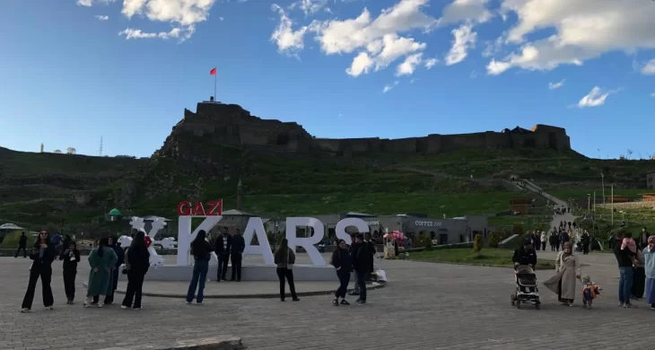 Bayramın son günlerinde Kars’ta şehir turizminin tadını çıkardılar