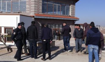 Bekçi, Tuvalette Ölü Bulundu