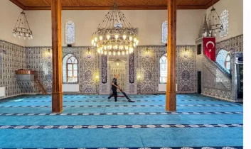 Belediye ekiplerinden Cami temizliği