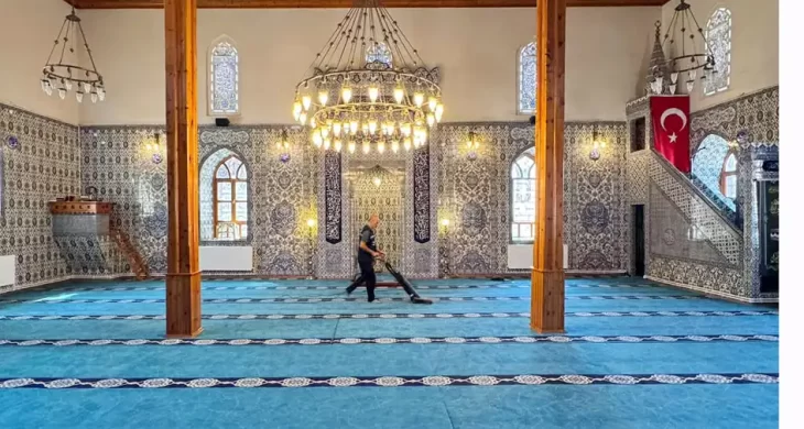 Belediye ekiplerinden Cami temizliği