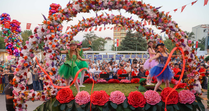 27. Eşme Turistik Kilim Kültür ve Sanat Festivali büyük bir coşkuyla başladı!