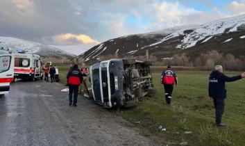 Bitlis’te yolcu minibüsü devrildi: 11 kişi yaralandı