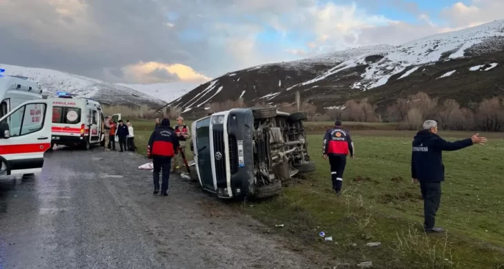 Bitlis’te yolcu minibüsü devrildi: 11 kişi yaralandı