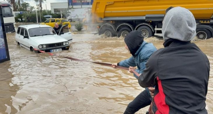 Bodrum’da sağanak: Rögarlar taştı, caddeler göle döndü