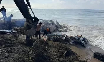 Boğazkent’te tekne kayalıklara çarptı