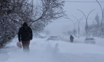 Sivas-Kayseri kara yolu kar ve tipi nedeniyle ulaşıma kapatıldı