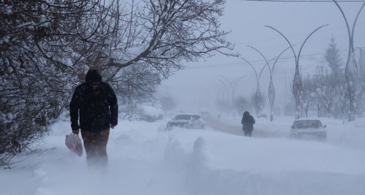 Sivas-Kayseri kara yolu kar ve tipi nedeniyle ulaşıma kapatıldı