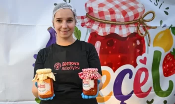 Bornova’da doğal lezzetler halkla buluşuyor