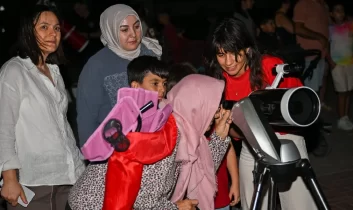 Bornova’da yıldızlar geçidi