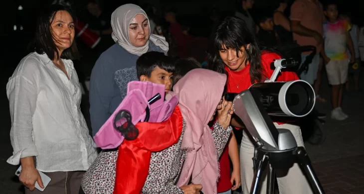 Bornova’da yıldızlar geçidi