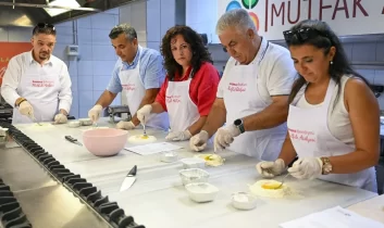 Bornovalı muhtarlardan yoğun mesaiye ‘Makarna’ molası