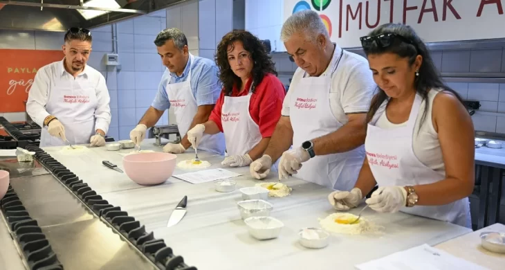 Bornovalı muhtarlardan yoğun mesaiye ‘Makarna’ molası