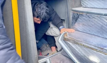 Boş otobüsün bagajına gizlenen 53 göçmen yakalandı