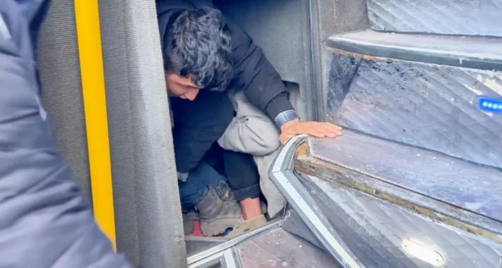 Boş otobüsün bagajına gizlenen 53 göçmen yakalandı