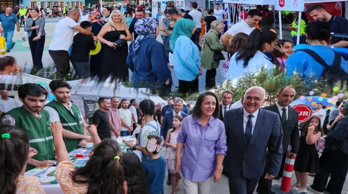 Burdur valilik sahaya indi, çocukların yanında oldu