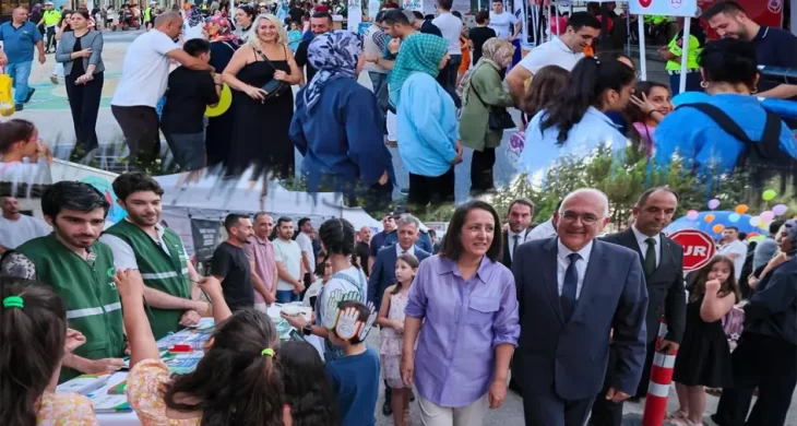 Burdur valilik sahaya indi, çocukların yanında oldu
