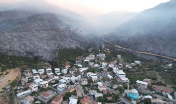 Türkiye’nin ciğerleri yandı: Çamla bezeli ormanlık alandan geriye kül yığınları kaldı