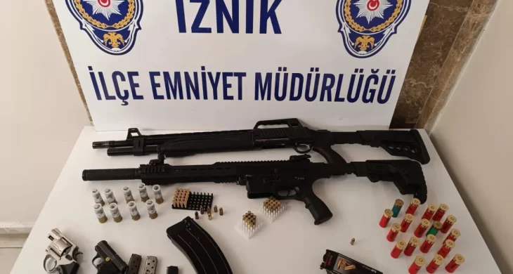 Bursa’da 10 adrese eş zamanlı baskın, silah ve mühimmat ele geçirildi