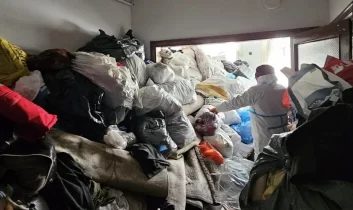 Bursa’da bir evden 4 kamyon dolusu çöp çıkarıldı