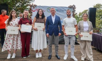 Büyükakın, soydaş gençlerle buluştu