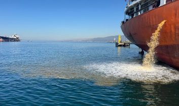 Denizi kirleten gemi, Kocaeli Büyükşehir ekipleri tarafından tespit edildi