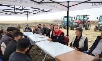 Kars Tarım İl Müdürü Enver Aydın, Başgedikler Köyü Merası’nda yetiştiricilerle bir araya geldi