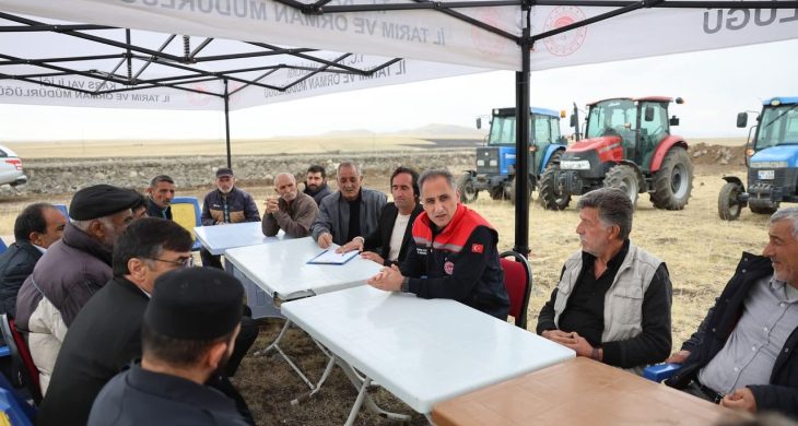 Kars Tarım İl Müdürü Enver Aydın, Başgedikler Köyü Merası’nda yetiştiricilerle bir araya geldi