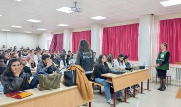Kars’ta üniversite öğrencilerine kumar ve tütün bağımlılığı eğitimi verildi