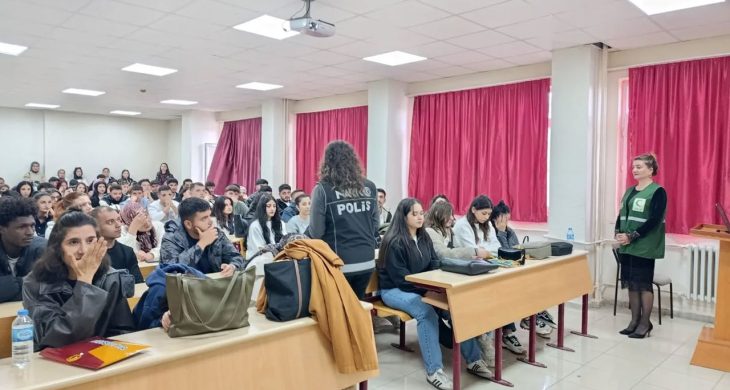 Kars’ta üniversite öğrencilerine kumar ve tütün bağımlılığı eğitimi verildi