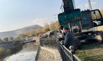 Digor Kaymakamı Ahmed Tayyib Kahraman, çay temizliğini yerinde inceledi